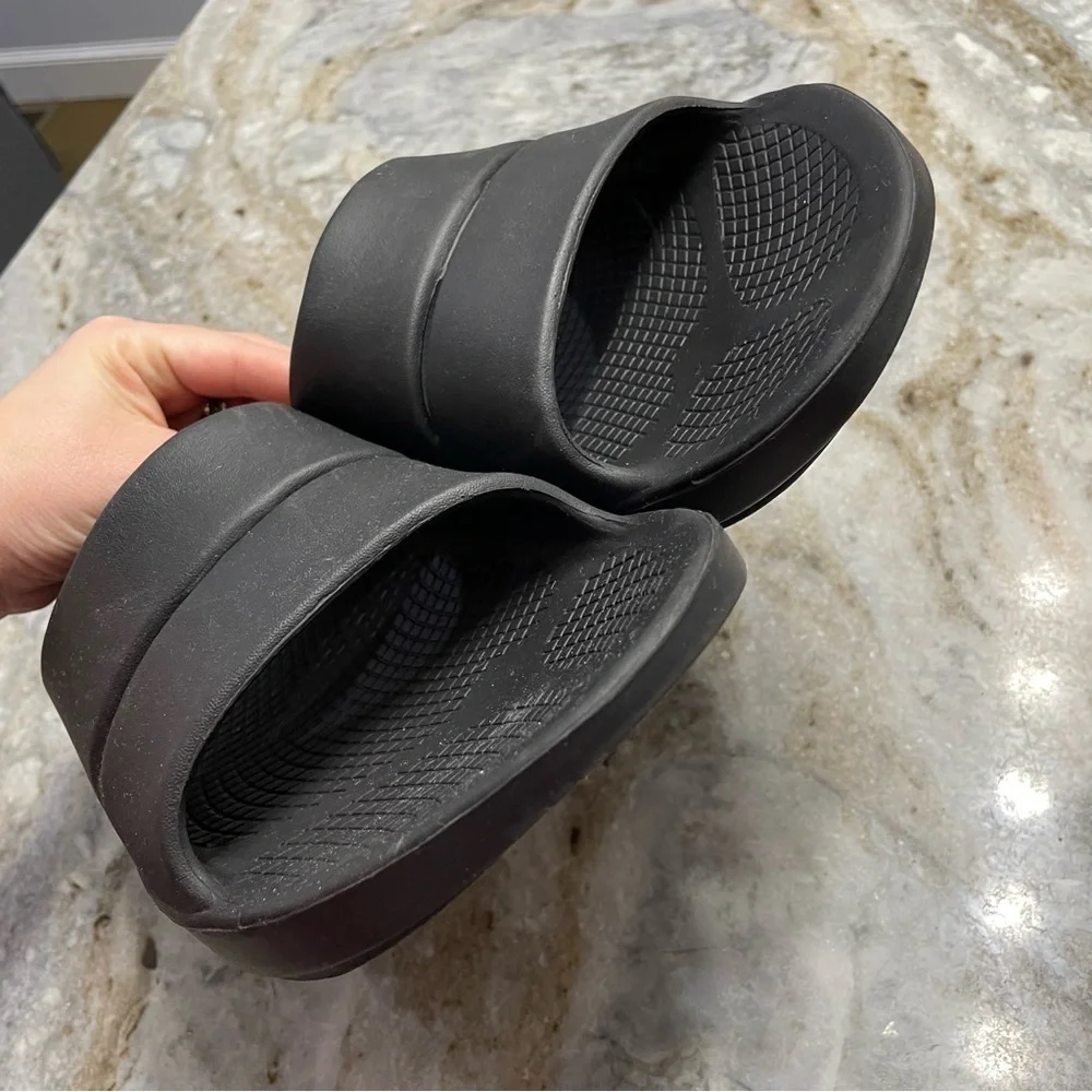 OOFOS OOahh Open Toe Slide Lightweight Recovery Footwear Sandal Black M13  W15